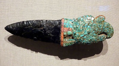 Obsidian-wiki-Ceremonial_knife_Mexico_Alta_Highlands_Mixtec_c._1200-1500_AD_obsidian_turquoise_spondylus_shell_resin_-_De_Young_Museum_-_DSC00408.jpg