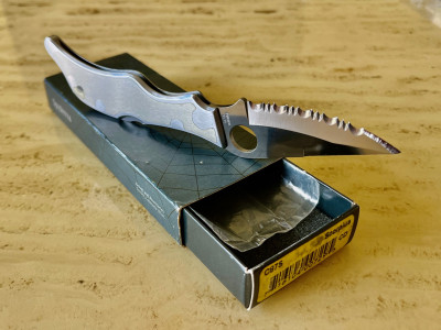 A “brand new” 2004 Spyderco Scorpius C87S, from the old stock of a local hardware shop. Still in its grey Spydie box, complete with the protective plastic sticker on the SS handle, in its protective plastic bag. A 21 year old “new” knife. The Scorpius has amazing ergonomics.